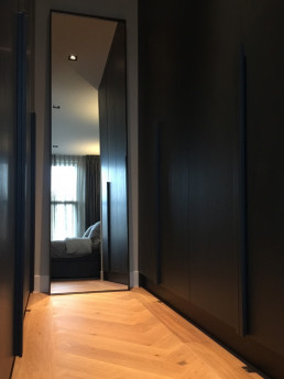 Frontstaal XL stalen spiegel donkerbrons | Walkin Closet | Appartement Amsterdam